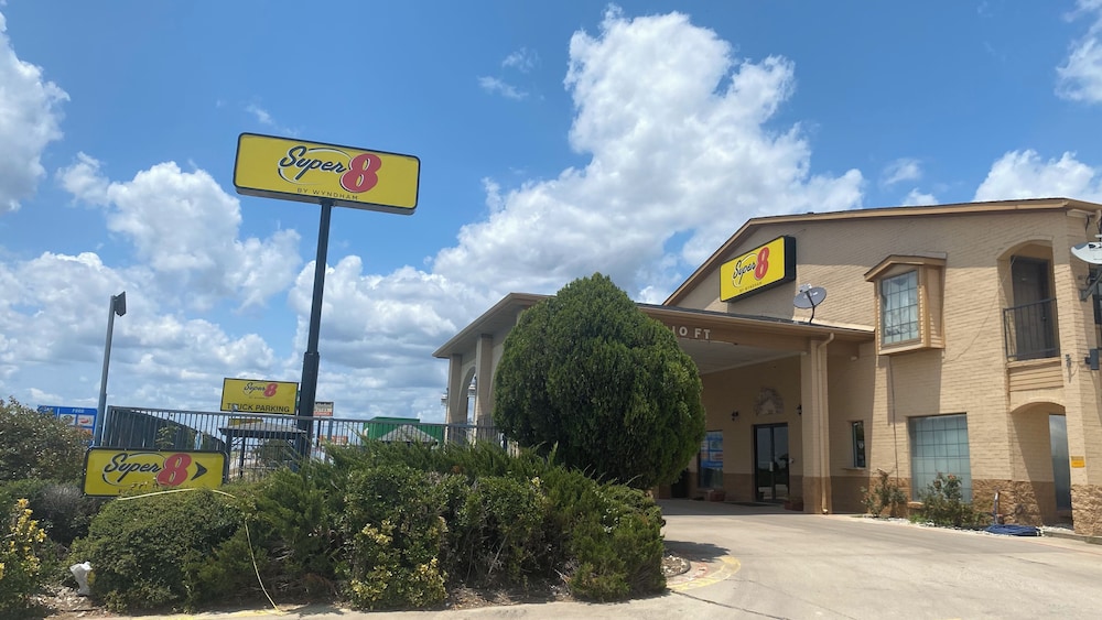 Super 8 by Wyndham Decatur Texas