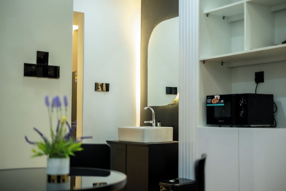 Minimalist Apt at DAC Intl Airport Msg to Avail Special Offer for Flight Catcher