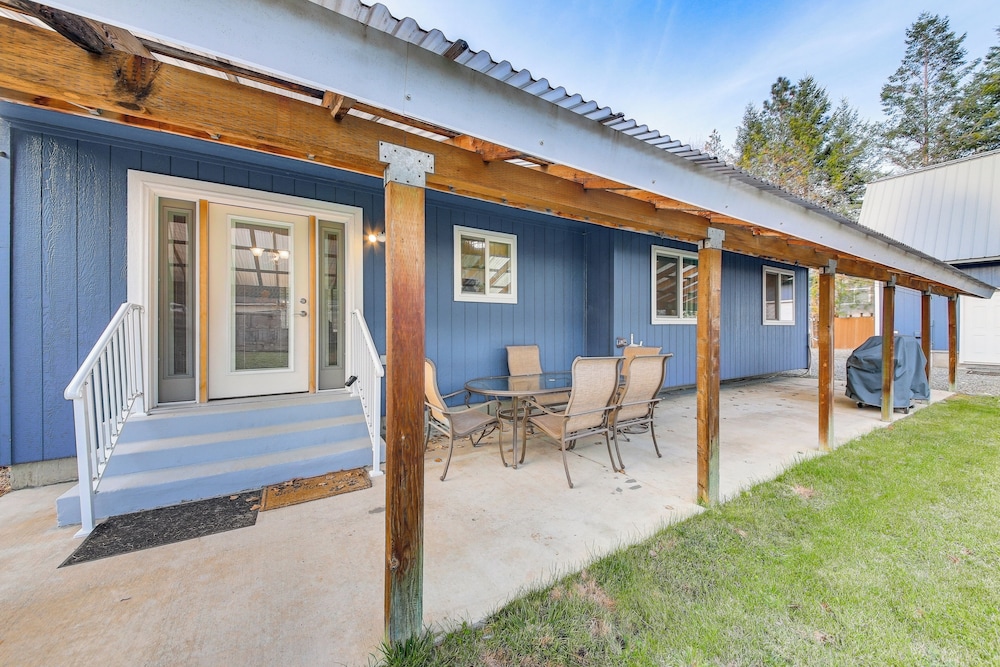 8 Mi to Bonners Ferry: Quiet Getaway w/ Patio