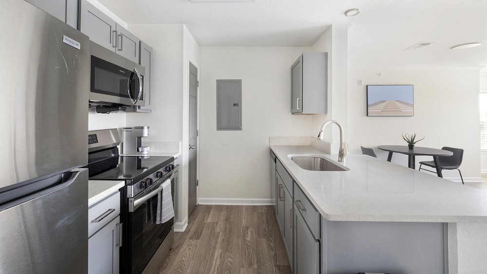 Landing Beautiful 1bd, Courtyard, Clubhouse