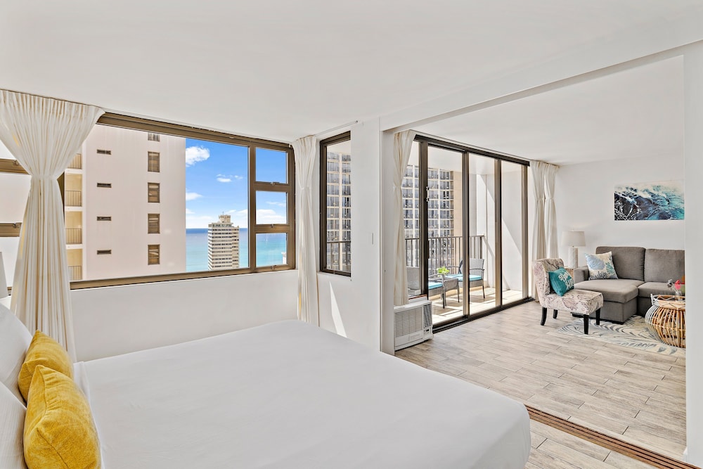 High Floor Ocean View Condo (King Bed and Parking): hotel room photo