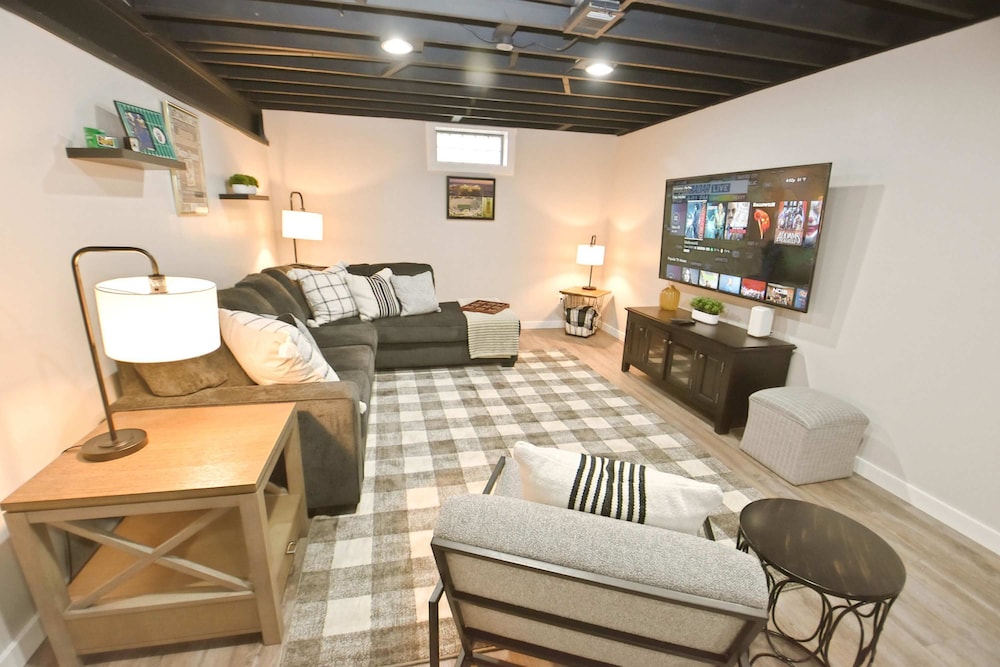 Modern 5 Bedroom Home Sleeps up to 12 15 min Walk to ND 2329