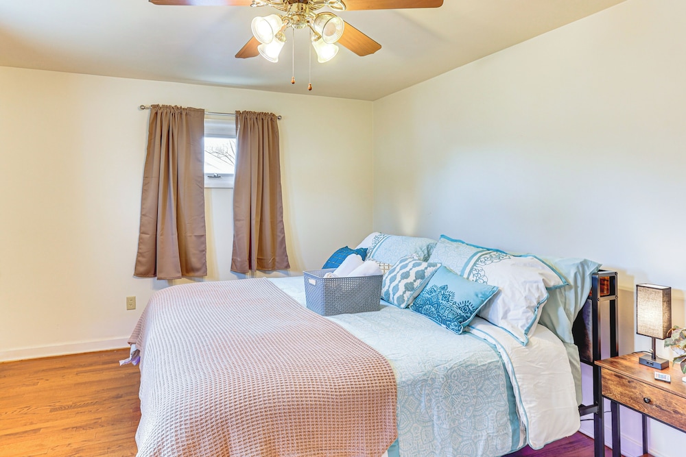 3 Mi to Berkshire Mall: Suburban Stay w/ Yard!