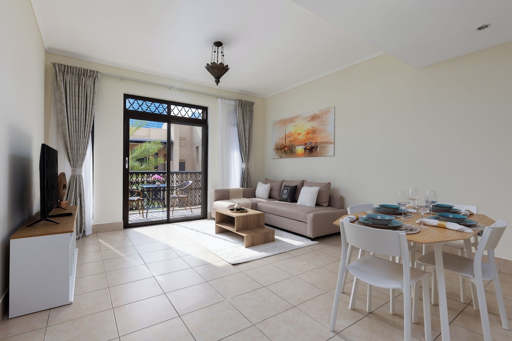 Maison Privee - Stylish & Spacious Apartment in Downtown Dubai