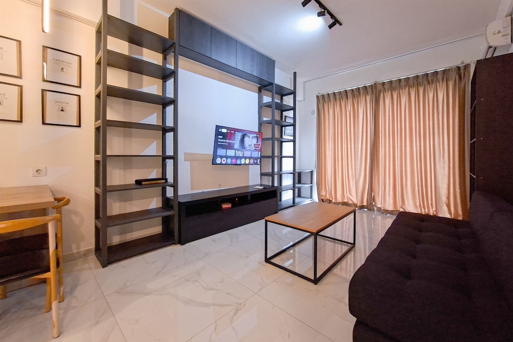 Monochromatic 2Br With Extra Working Room Apartment Sky House Bsd