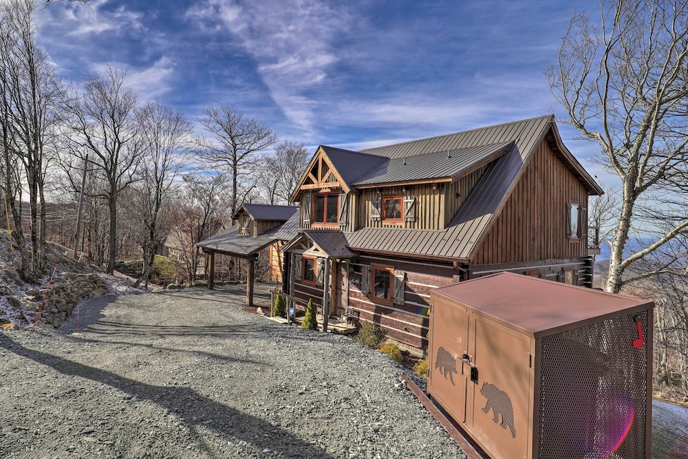 Hotel Beech Mountain Cabin w/ Deck & Grill: Near Golf! - Image 1
