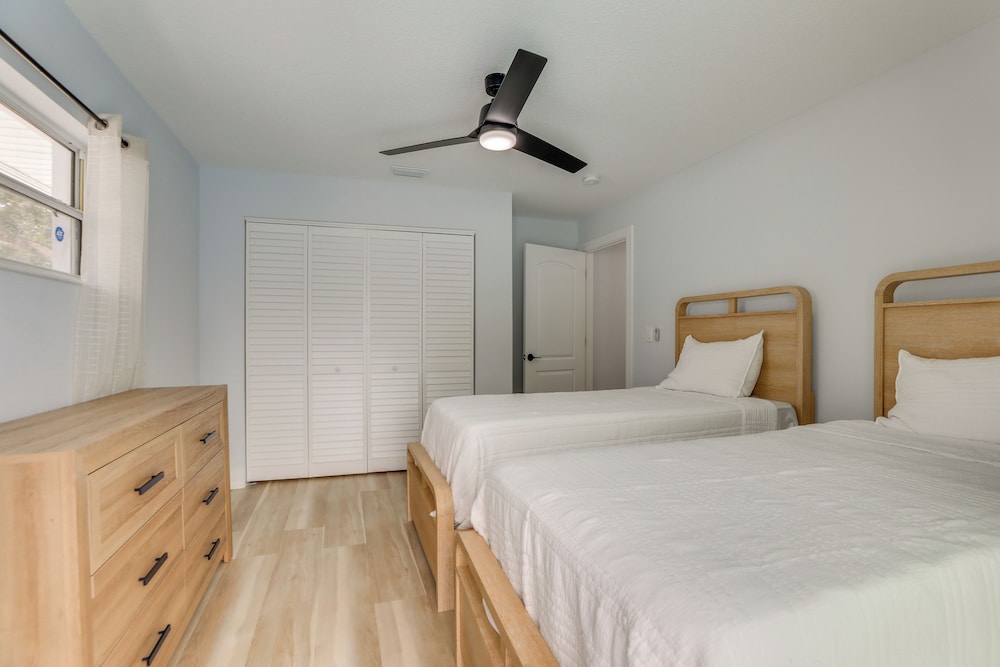 3 Mi to Beach: Modern Retreat in Largo!