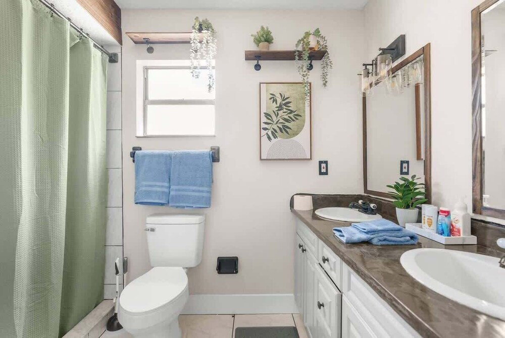 Hudson Retreat, 3 Bedroom Pool Home!