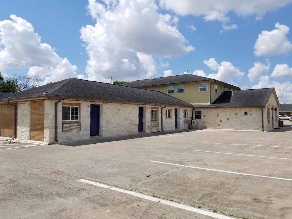 Lone Star Inn by FairBridge - Property Image 3