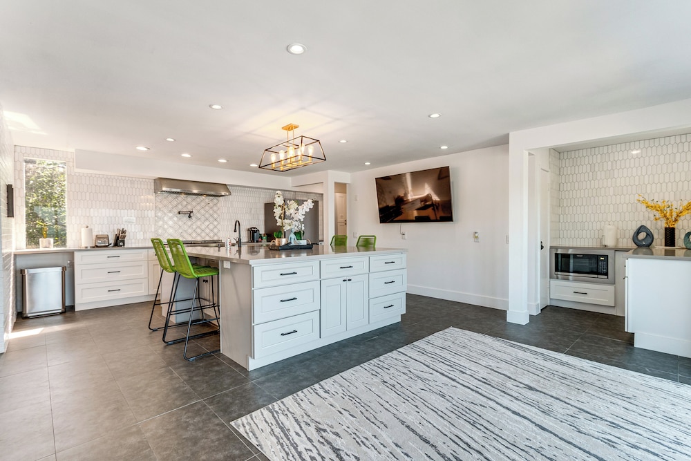 Luxe Family Gem in Montgomery: 'the Lake House!'