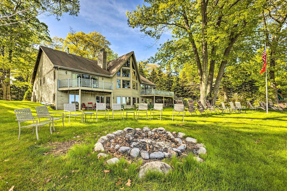 Waterfront Glenn Lake Condo: Gas Grill & Views