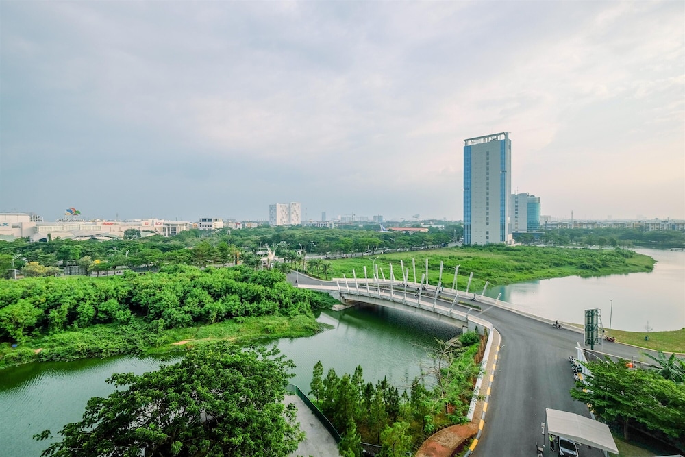 Elegant and Nice Studio at Springlake Sumarecon Apartment view 5