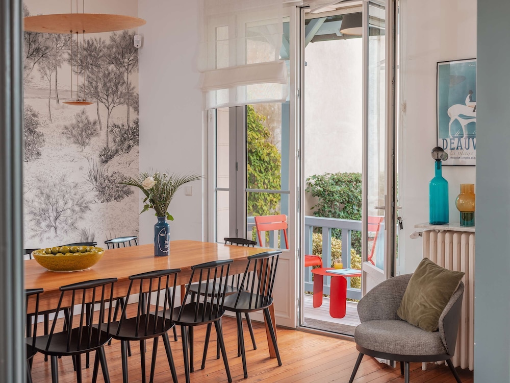 Large Chic Stylish Villa Superb Garden