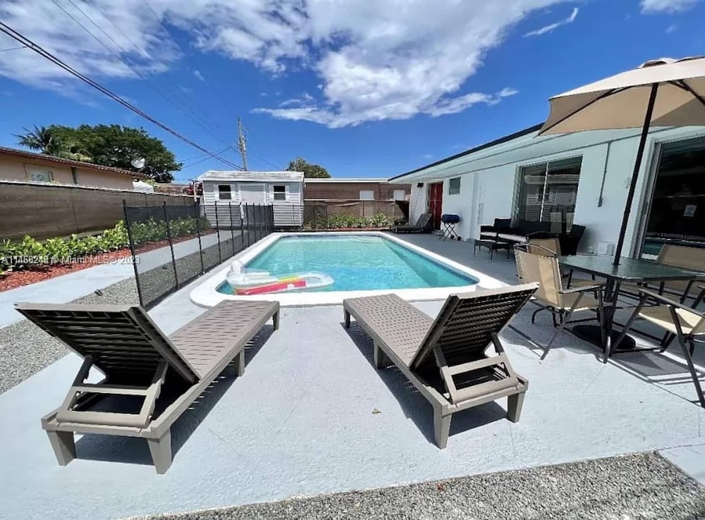 Tropical Villa King Bed Pool Top Location