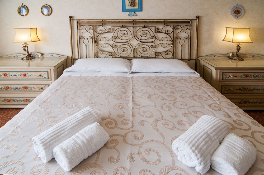 Aurelio & Vaticano Elegant Flat