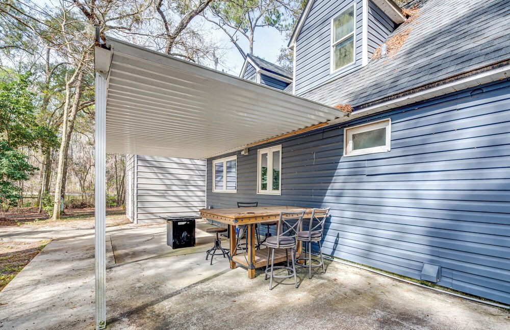 4 Mi to UF: Pet-friendly Home w/ Yard & Deck