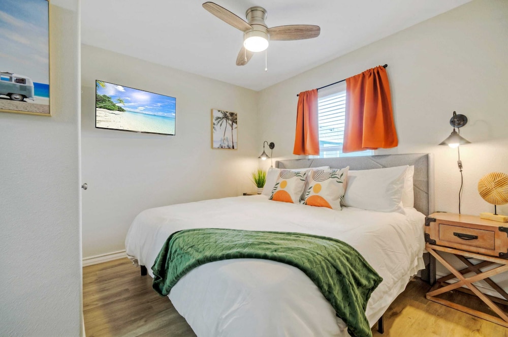 Sleeps 21, 2 Homes Private Pool, Patio Lounge w/ Fire Pit, Bar, TV, & Games
