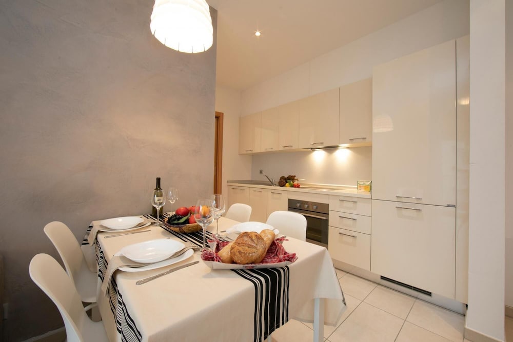 Prestige du Lac 27 in Lugano view 4