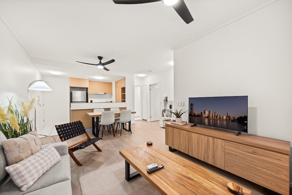 Vibrant 2-bed Apartment With Pool and Gym Access