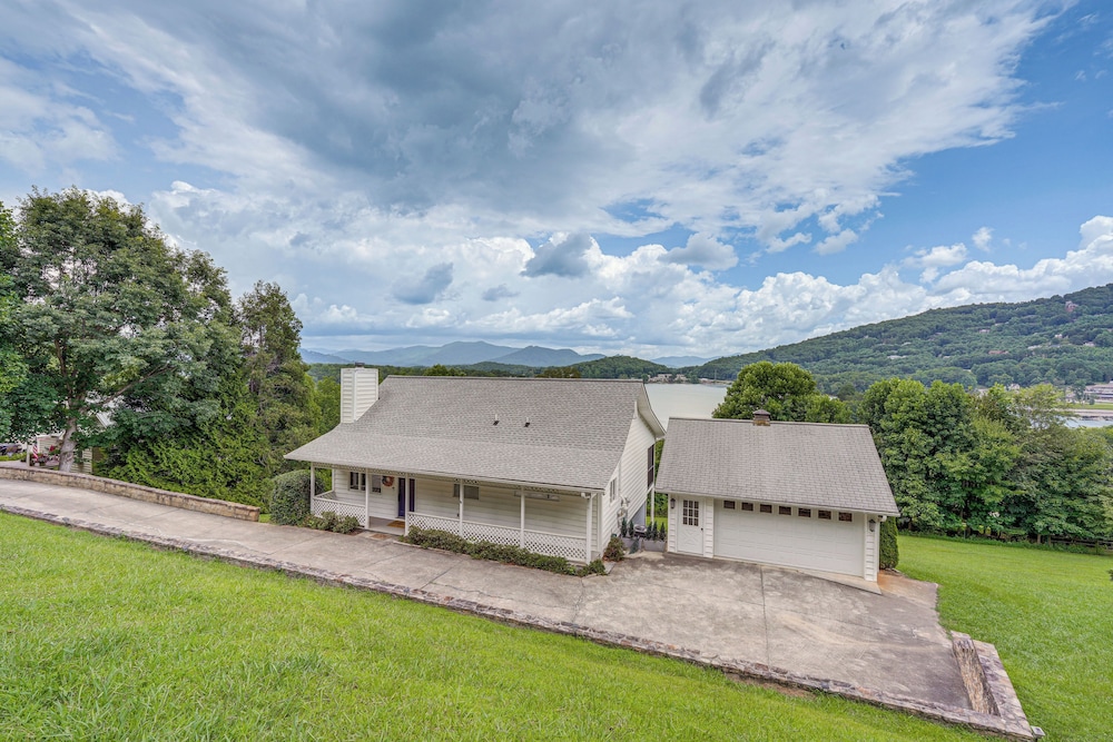 < 1 Mi to Lake Chatuge: Home w/ Mtn & Water Views!