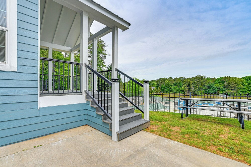 Work Close to Home at This Lake-view Retreat