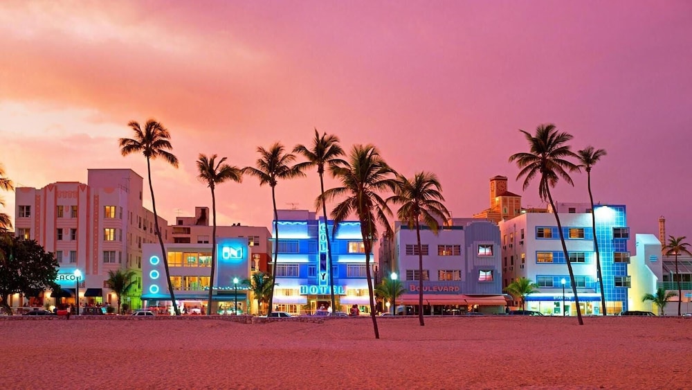 BEST DEAL! 2BR Modern Beachfront Ocean Drive WiFi