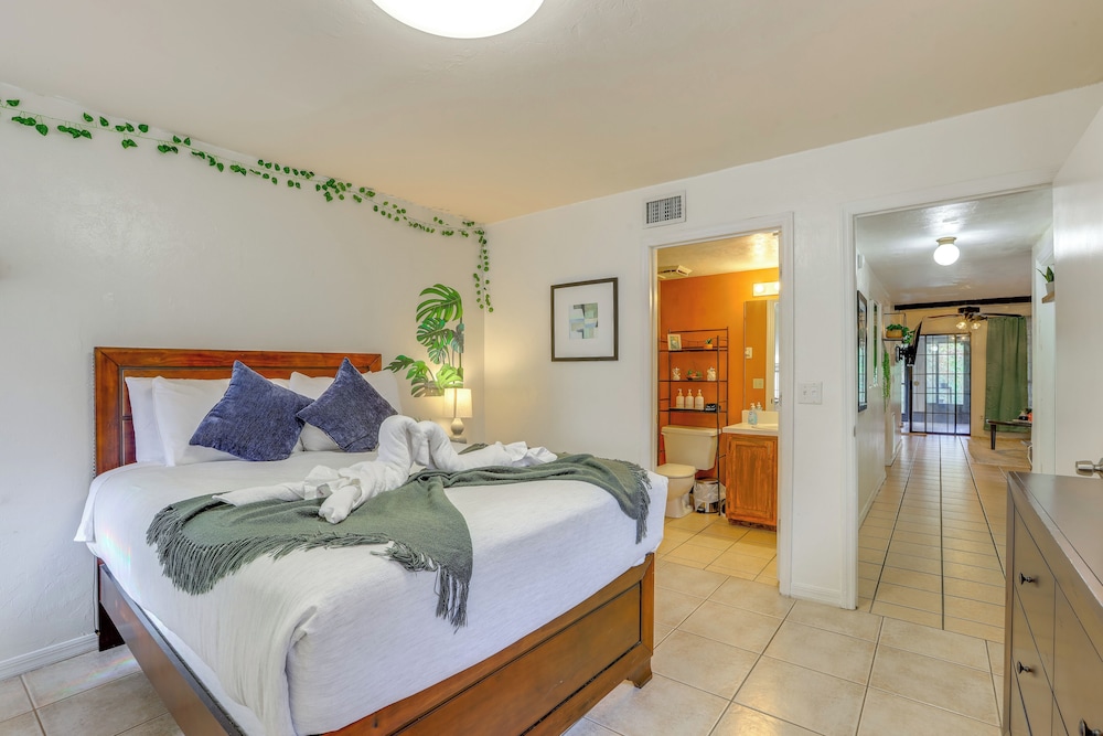 3 Mi to UF Campus: Charming Gainesville Townhome