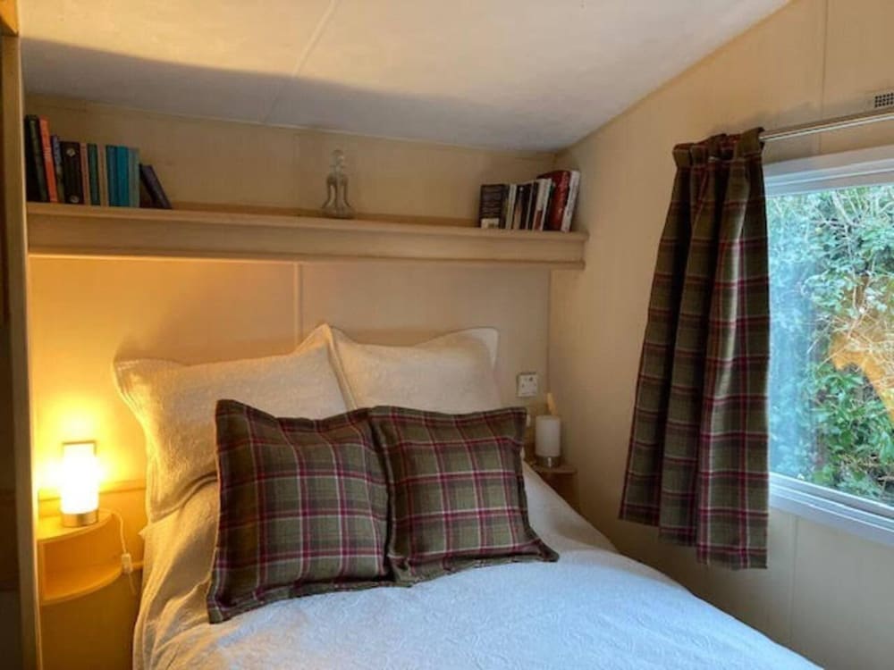 Cosy, Quiet Static Caravan, Mawgan Porth, St Eval view 5
