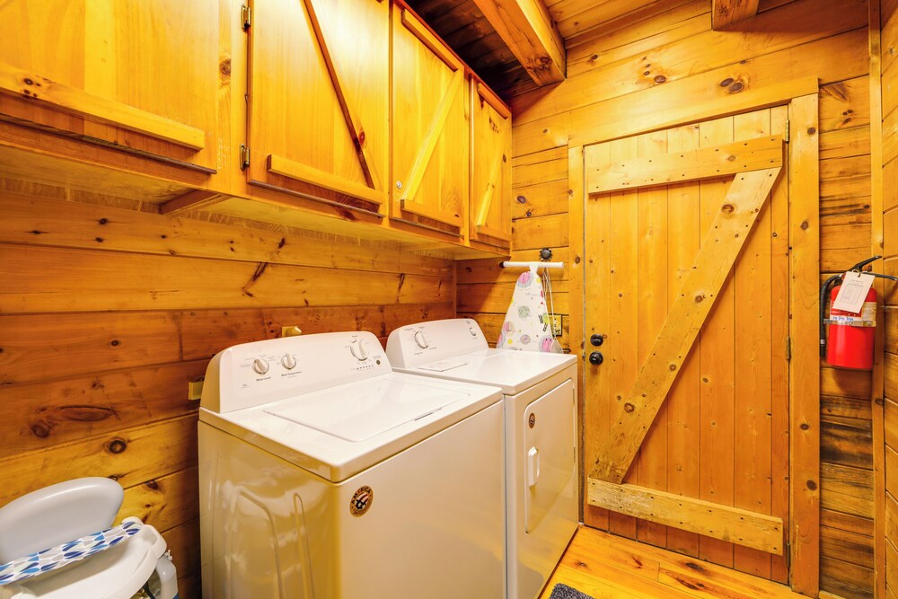 Creek On-site! Cabin 7 Mi to Cataloochee Ski Area