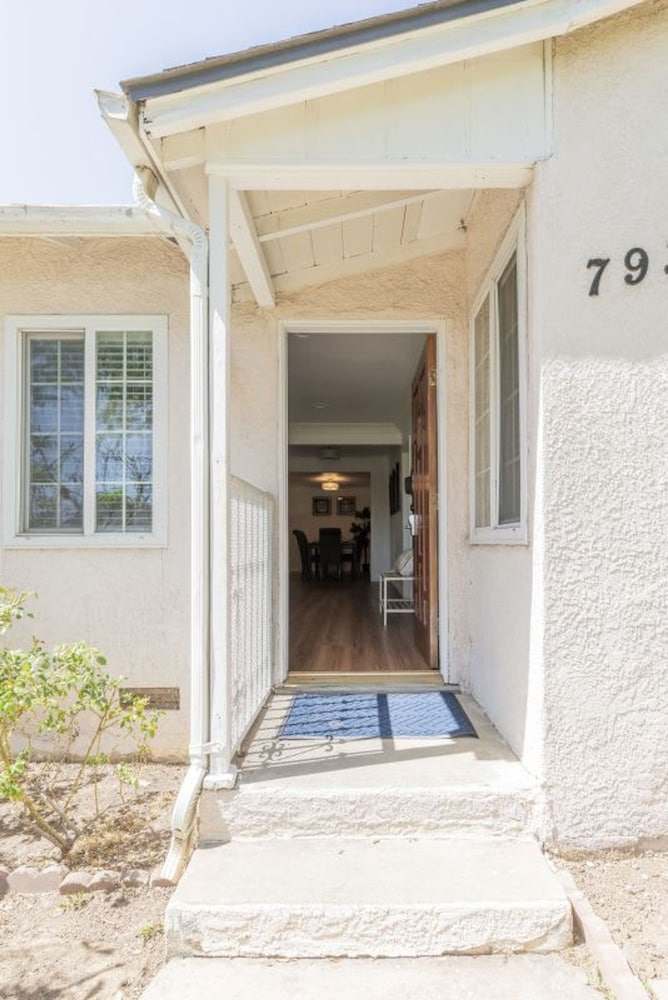 Charming Spacious Home - Modern Comforts Prime Location