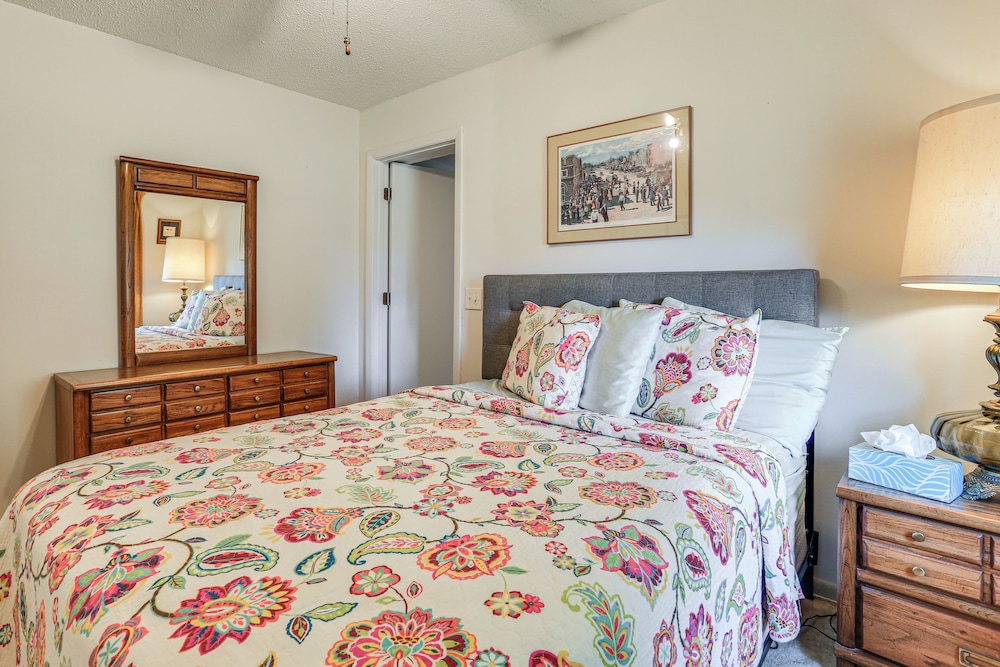 Walk to Marina: Family Home w/ Yard in Kingston