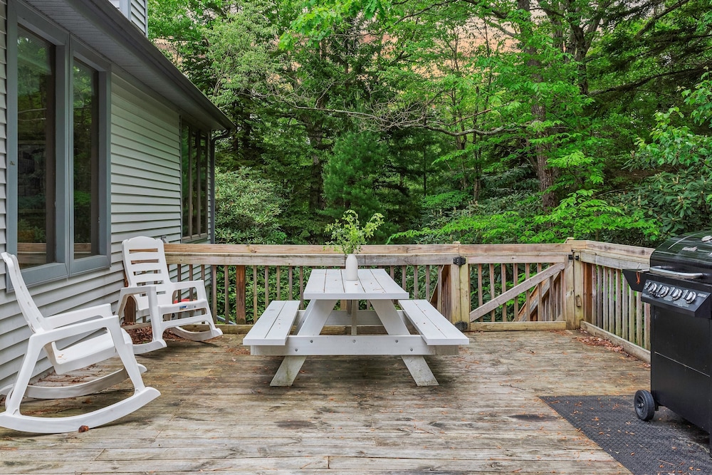 Harmony Ridge by Avantstay Large Deck w Hot Tub Forest Views