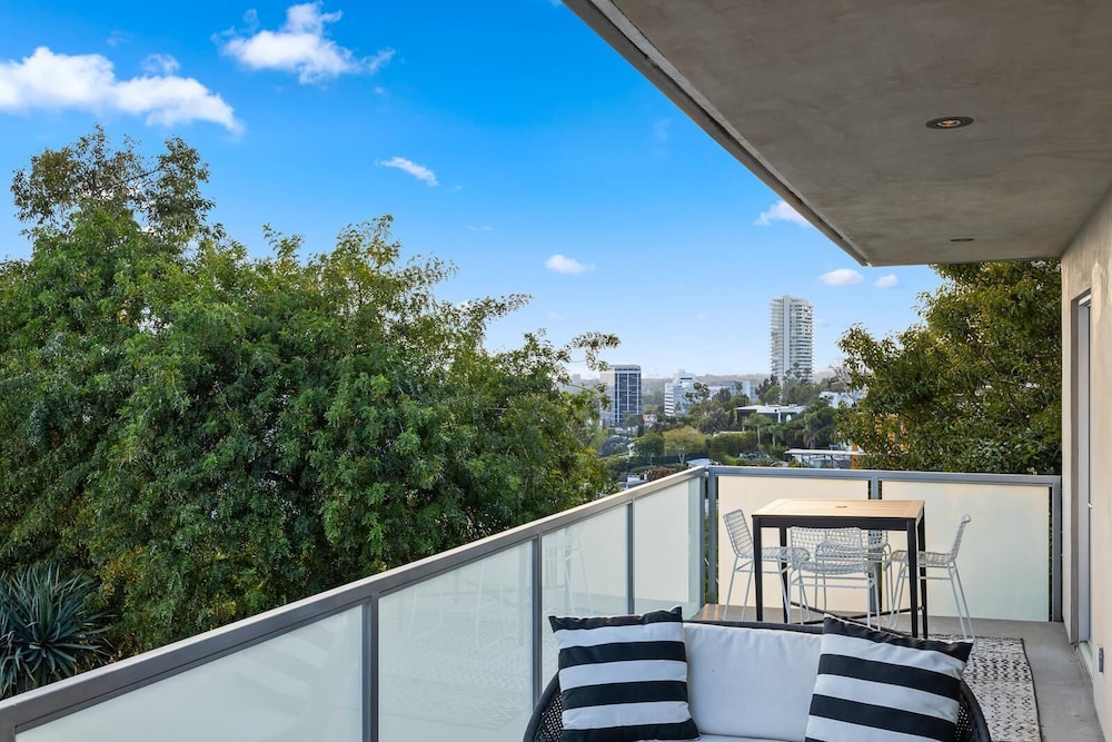 Belle Horizon - Modern Villa With Expansive Balcony and Views