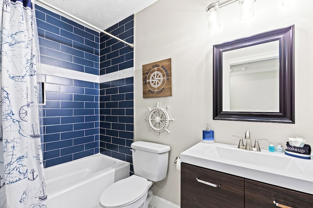Sailors Cove: 5-bedroom, 4.5 Baths, Sleeps 12! Steps Away From the Beach!