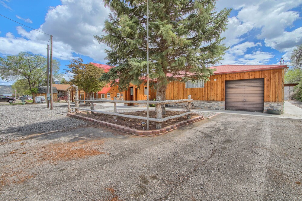 Group Getaway w/ Mtn Views: Home in Circleville!