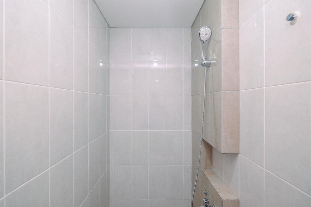 Comfort 1Br At Royal Heights Apartment