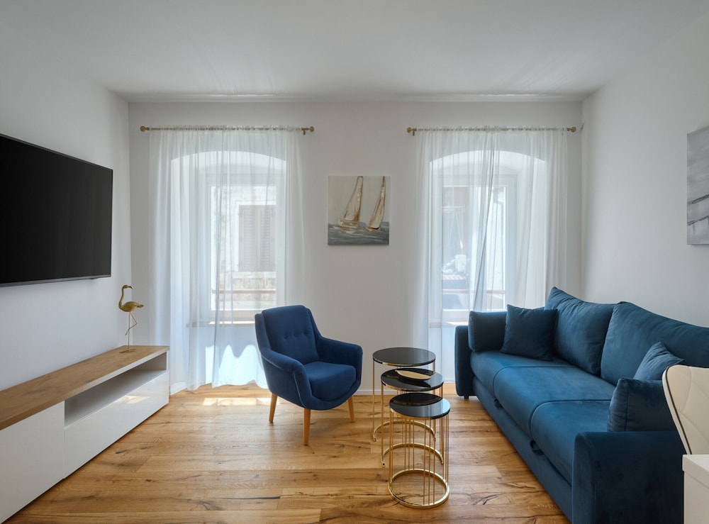 Modern Apartment With Open-air Parking