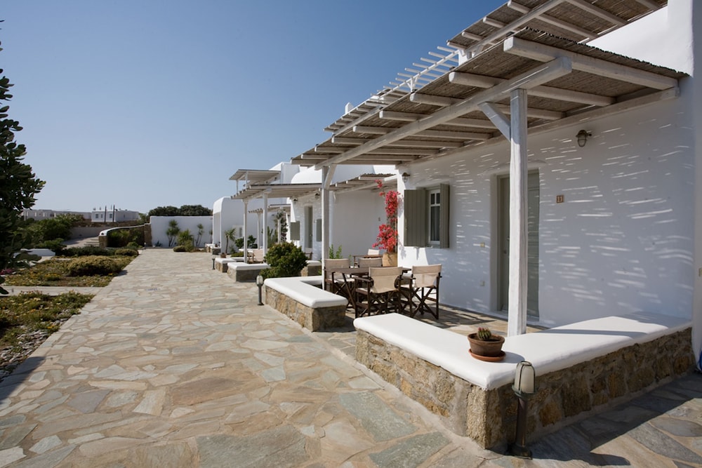 Yakinthos Residence