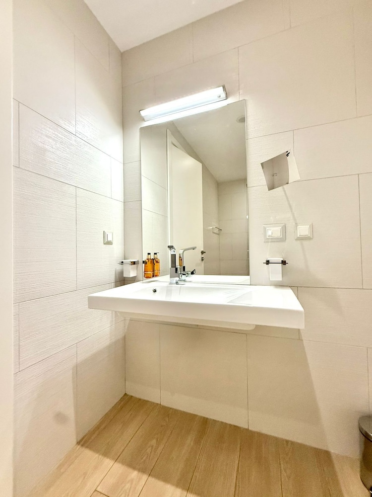 Condo Studio Plaza
