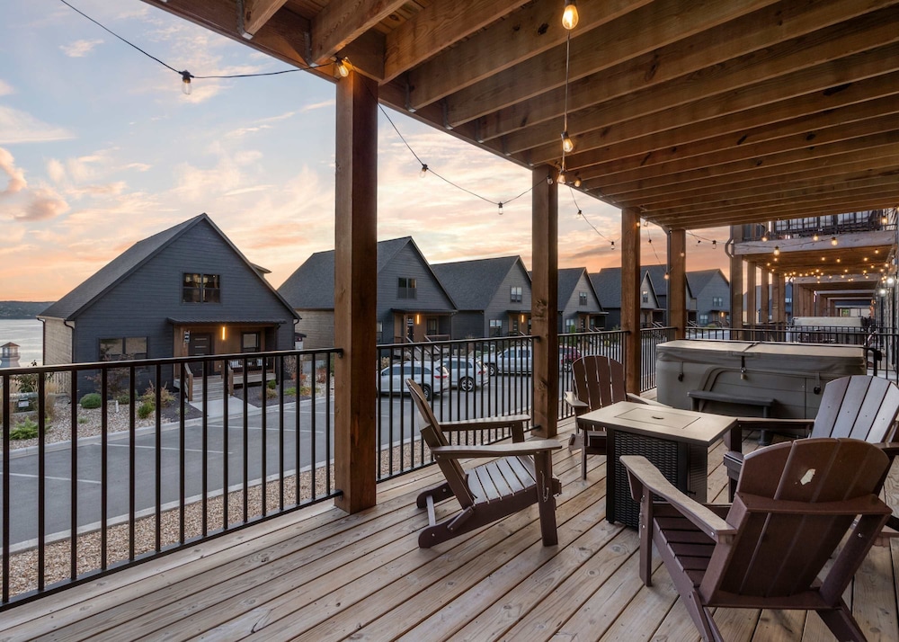 Pineapple Pointe - Stay for 20
