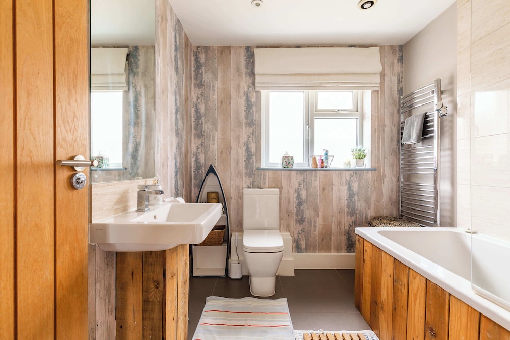 Light-filled Family-friendly Beach House