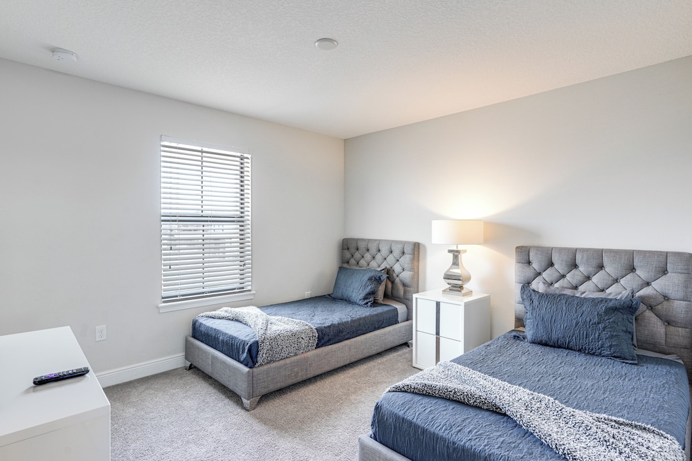 Near Disney & Legoland: Spacious Poolside Oasis!