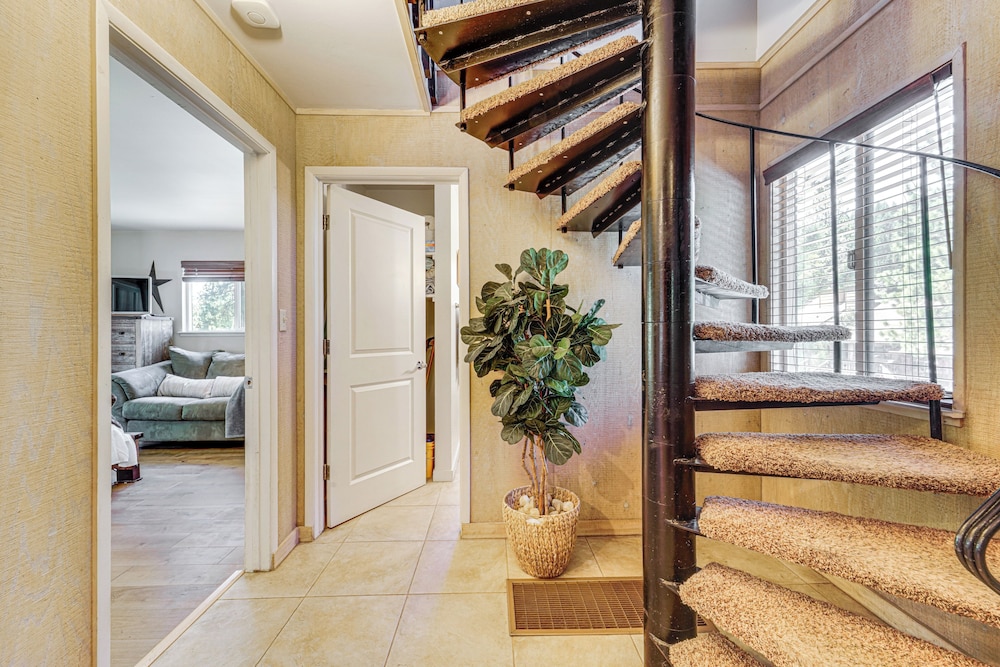 Walk to Diamond Peak: Luxe Chalet w/ Mtn-view Deck