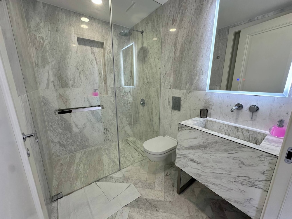 Luxury apt in Panama City 2 Rooms 3 Baths & Office