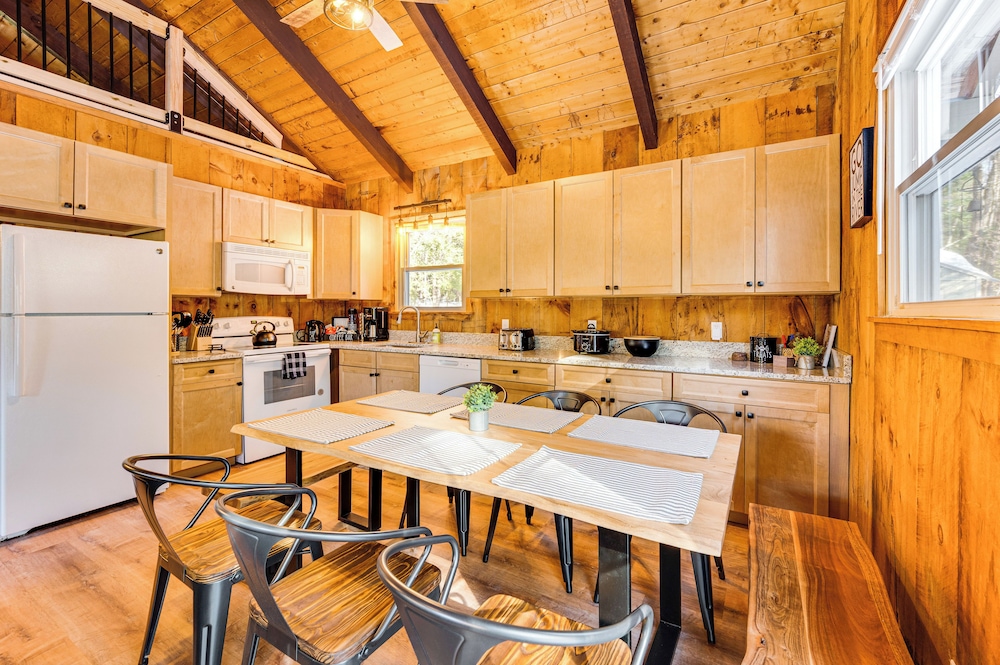 2 Mi to Conway: Cozy Cabin w/ Grill & Yard!