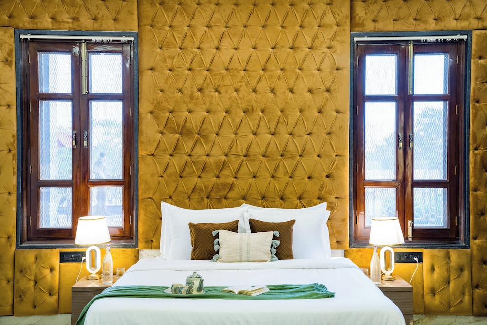 ELIVAAS Ivory Estate Pet-friendly Farm