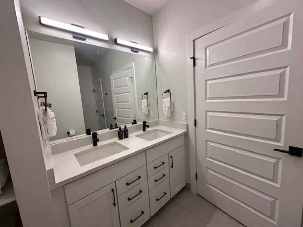 Luxury Stay Meets Family Fun: Premier 1br Retreat 1 Bedroom Condo
