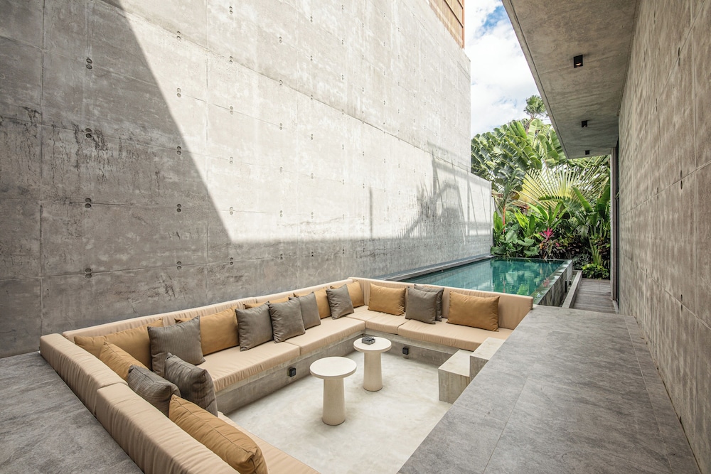 Modern 4BR Canggu Retreat Just 8mins to the Beach