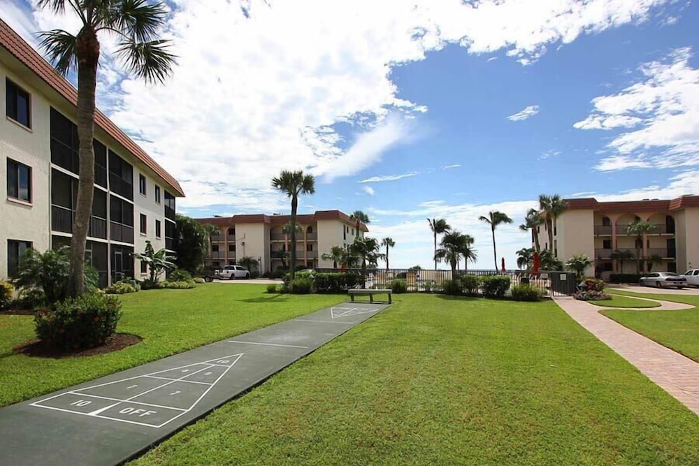 Sandalfoot Beachfront Condominium, photo 4