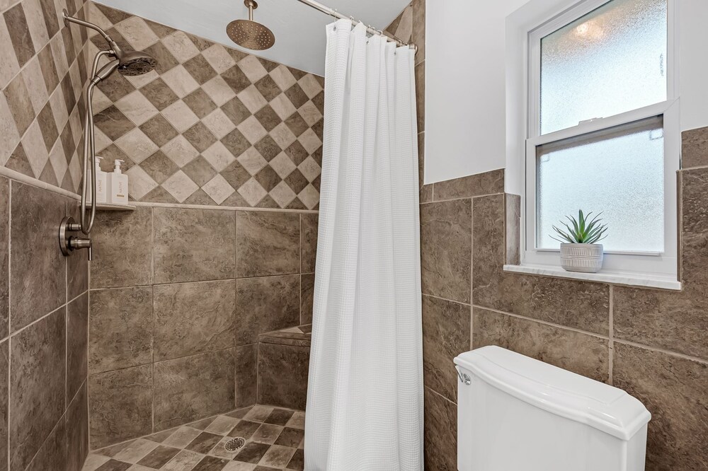 Naples Henrie Hideaway - Private Pool, Pet Friendly 12 Mins From Beach & Downtown 3 Bedroom Home